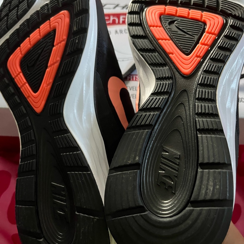 Selling a pair of brand new women’s Nike Dual Fusion shoes size 8 never worn